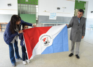 Las escuelas continúan recibiendo la bandera de la Histórica