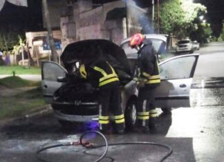 En Montoneras y Sarmiento. Controlaron incendio en un auto