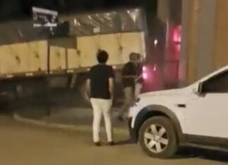 Lo echaron de un boliche por discutir el precio del whisky y chocó su camión contra la puerta de entrada