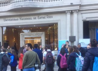 Uner cumple 50 años y realiza jornada especial frente a rectorado