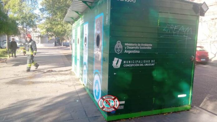 Pagina 6 Principio de incendio en un contenedor destinado al depósito de residuos 2