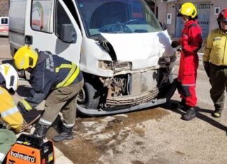 Una menor herida tras un choque con vuelco