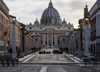 Hombre a bordo de un auto embistió las puertas del Vaticano