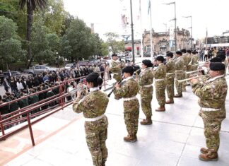 A 210 años de su creación. Uruguayenses cantaron el Himno Nacional
