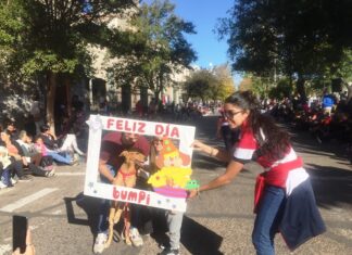Colorida 23a edición. El desfile de mascotas atrajo muchas familias