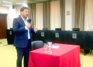 Vales renunció a su cargo y se metió en la campaña