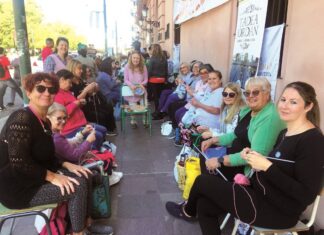 Tejieron en la vereda del Colegio, con fines solidarios