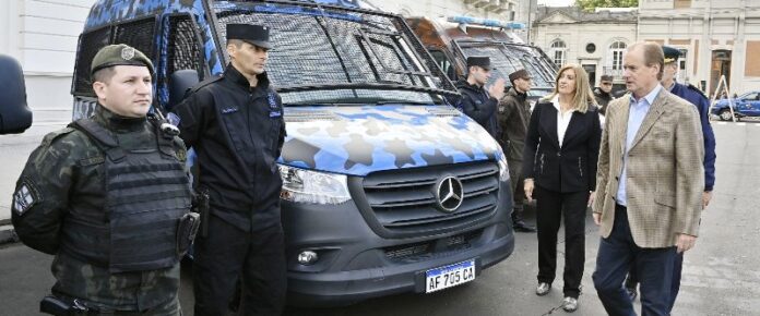 p2 - Bordet entregó móviles y equipamiento a la Policía