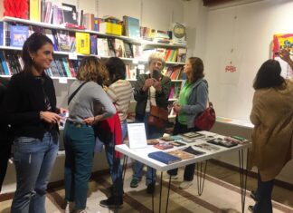 Centro comercial . Una exposición conjugó la música y las letras