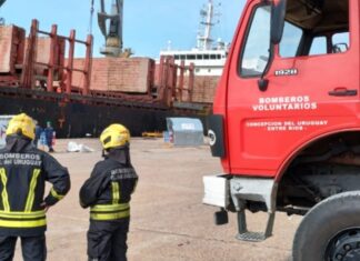 Bomberos asisten en las cargas de los buques en el puerto