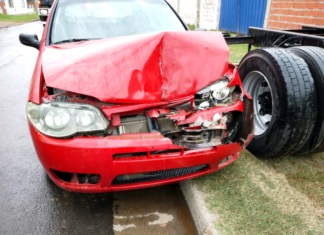 Un auto chocó un camión y quedó atrapado