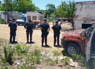 Robaron elementos de un camión estacionado
