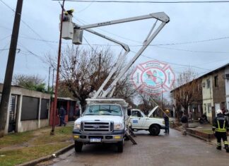 Un vehículo elevador de Enersa sufrió un incendio con un operario arriba