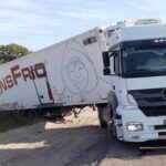 Pagina 7 Camión quedó atascado en una alcantarilla2