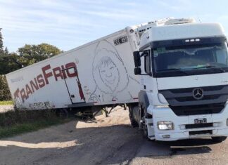 Sobre Ruta 39, en el acceso a La Histórica. Un camión quedó atascado en una alcantarilla