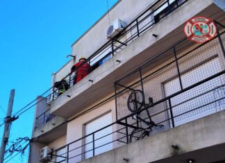 Una mujer quedó encerrada en un balcón
