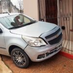 Pagina 7 Un auto chocó contra la reja de una casa