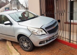 Gualeguaychú. Un vehículo chocó contra la reja de una casa