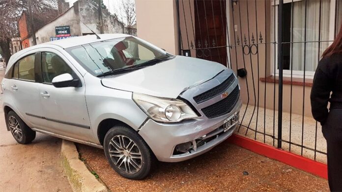 Pagina 7 Un auto chocó contra la reja de una casa