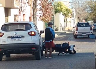 En la esquina de Sarmiento y Juan Perón un auto embistió a una moto