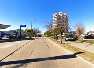 Una motociclista fue embestida por un auto. Una mujer se fracturó el codo derecho