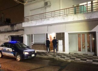 Allanamiento en una casa: cocaína y armas blancas