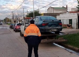 Seguridad vial. Fue retirado un automóvil abandonado de la calle