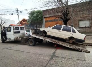 Fue retirado otro auto abandonado de la calle