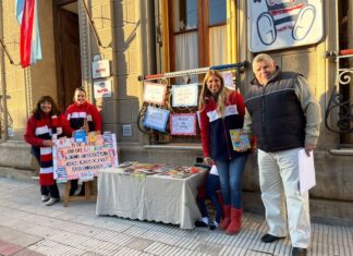 El jardín de infantes Bumpi regaló libros en el Día Nacional