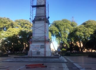 De cara al 25 de Junio. Embellecen la pirámide de plaza Ramírez
