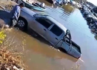 Una camioneta bajo el agua