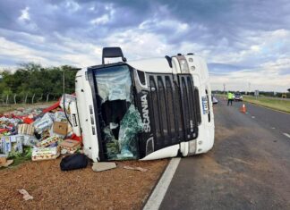Un camionero y una docente herida tras dos vuelcos