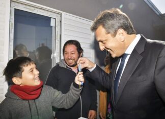 Sergio Massa llegó ayer a la Capital y entregó viviendas junto a Bordet