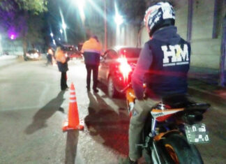 Retuvieron dos autos y tres motos en los controles