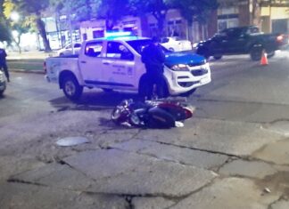 Una motociclista herida tras chocar con una camioneta