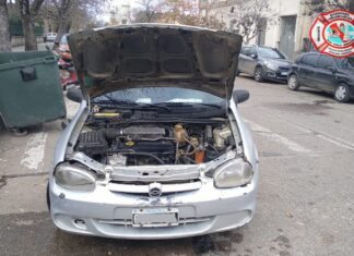 Casi se prende fuego un auto pero su propietario logró sofocarlo
