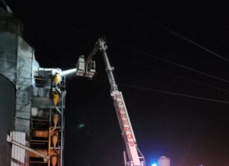 Bomberos siguen trabajando en un incendio de secadora en plata de silos