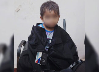 Policías rescataron a un niño de 2 años extraviado en medio de la lluvia