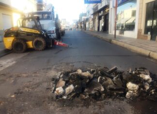 En pleno centro. Trabajaron para arreglar una pérdida de agua