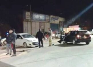 Un herido en choque entre una moto y dos autos