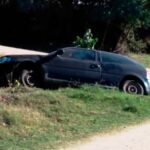 Pagina 6 Por una mala maniobra, un vehículo despistó y cayó a una zanja en La Paz