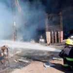 Pagina 6 Voraz incendio consumió un galpón de cartón