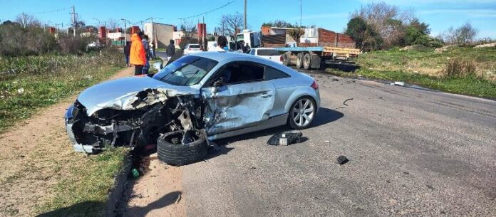 Pagina 7 Camión y auto chocaron de frente sin causar víctimas