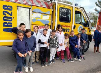 Colecta de bomberos. Donaron golosinas a estudiantes
