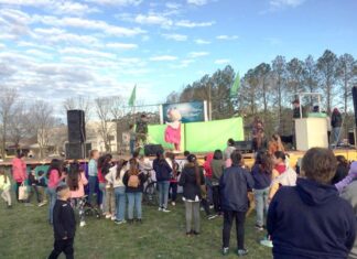 Un festejo compartido entre niños y abuelos