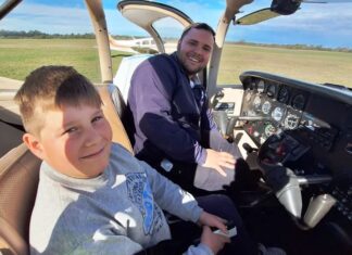 Para los más chicos. Brindaron vuelos de bautismo en el Aeroclub
