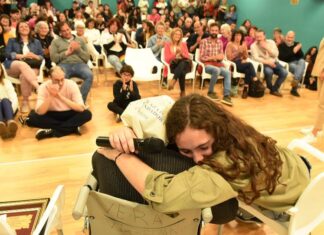 Vera Jarach abrazada por un auditorio colmado