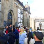 p16 Recorrido de gu+¡as de turismo por el cementerio (1) (1)