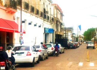 En la ciudad. Hubo largas filas de autos por cargar combustible