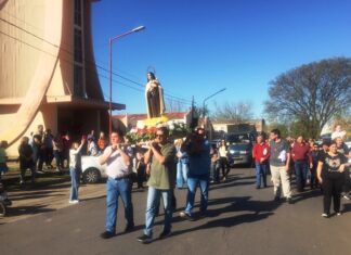 Los fieles marcharon en honor a Santa Teresita